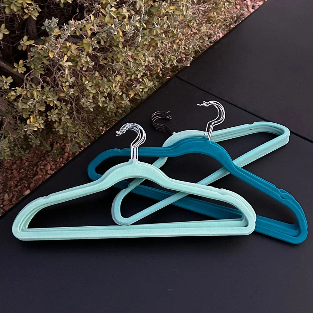 Velvet hangers heavy duty set of 16 counts, used-great condition.